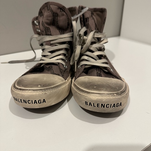 Balanciaga - Picture 2 of 3